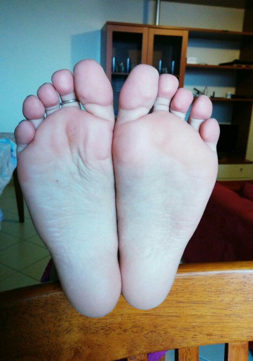 sidneysfeet:  For those who asked for more soles pics. I just put on the black nail polish.  Very sexy lickable soles and suckable toes.