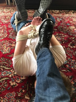 seabondagesadist:Resistor ( https://www.recon.com/view_profile.aspx?id=483775 ) tighty frog tied in the living room. A perfect place to rest your boots on a sunny afternoon is on a bound boy… And if you need a little exercise… 😈