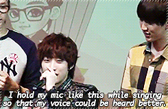 jajauma:  8/∞ All about Jung Jinyoung: The way he holds the mic   