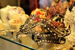 nutell4stic:  A very beautiful mask in a Venetian souvenir shop showcase, 14 February 2015Reblog more here  