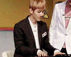 chenchenthedancingmachine:  baekheun:  “Hyun Woo hyung told me, ‘You’re a vocalist, so you don’t have to learn piano. You only have to play the piano to seduce the ladies” —Baekhyun  If that last GIF didn’t get you, just give on having a