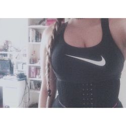 666satansbxtch:  Waist training ft gym time #waisttraining #corset #allblackeverythang #nike #gym  Fucking aye just do it