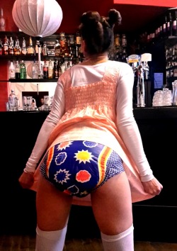 emma-abdl:    I’m wearing a Super Boompa diaper to Club Luier (13 pics)Ohh the October edition of the Club Luier ABDL munch in Amsterdam was such a blast again! I loved every minute of it. And I was so proud to be wearing a Super Boompa diaper. They’re