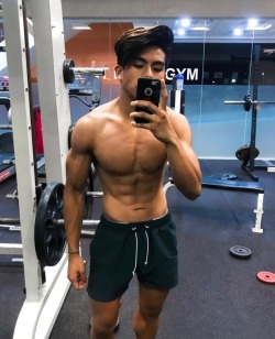 overture69:  singaporeeboyy: fuck me in the gym