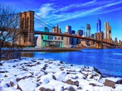 Blue skies &amp; snowy shores by Brooklyn Bridge  				Inga&rsquo;s Angle 				One shutterbug&rsquo;s take on the Big Apple 		  