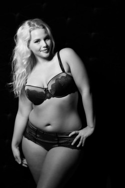 hourglassandclass:  Elly Mayday looks absolutely gorgeous in this simple shot.  For more body positivity and curves, check out my blog :)      