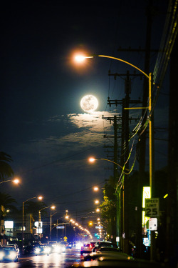 escopofobia:  h4ilstorm:  Moon over street (by Aydin T. Palabiyikoglu)  oh que bello