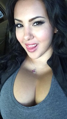 bomb-chicas:  cunnuligus2: Thick &amp; Sexy Latina 