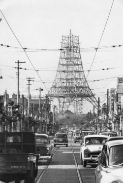 taishou-kun:  Marc Riboud Tokyo tower 東京トワー, Japan - 1958