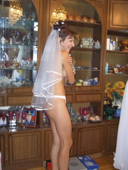 xxxbrides:  Real amateur newly-wed wives get naughty in their wedding dresses!  http://bride.naughtyfilth.com  Very nice I wanna see the whole package