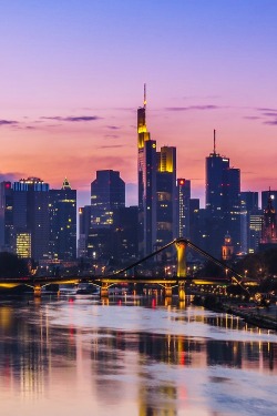 livingpursuit:  Frankfurt Skyline by Kiefer