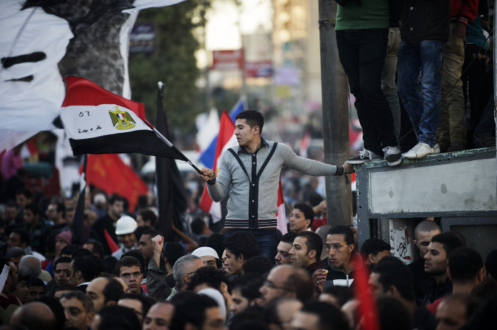 haaretz:  Thousands in Cairo surge around Egypt’s presidential palace  Democracy