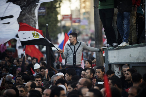 XXX haaretz:  Thousands in Cairo surge around photo