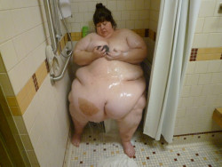 moreandmoretolove:  The amazing incredible Jiggly.  Wow. Would love to help her get clean.