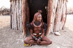Himba woman, by Ursula Dotted either side of the Kunene River – which separates northwestern Namibia from its neighbour: Angola – are small compounds of wattle-and-daub huts surrounded by rough-hewn fences. Called onganda, each of these homesteads