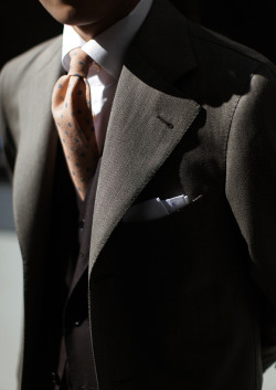 styleclassandmore:  bntailor:  B&amp;Tailor Wool Tie B&amp;Tailor Autumn Coat Tie, Coat Detail.  http://www.styleclassandmore.tumblr.com  very very nice!!