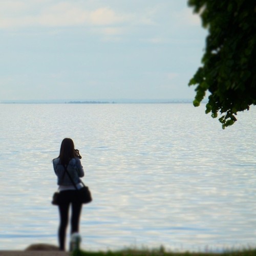 #Peterhof. #Moments & #portraits 16/37. #Young #photographer & #pearl #water & #skyline   #sky #colors #colours #girl #girls #stranger #streetphotography #walk #Gulf of #Finland #travel