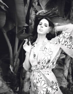 celebritiessmoking:  Lana Del Rey 