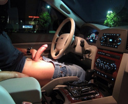 markjackit:  cocksanddudeseverywhere:  Driving out his pistol  this is so hot 