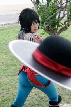 R34Upyourass:  Cosplayvg:  Sexy Female Kung Lao Cosplay By Katta Ramos.   Oh God!!Must