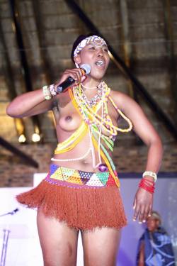   Via Indoni Miss Cultural South Africa PUSELETSO MALOKA DOING HER PRAISE SONG ON STAGE REPRESENTING THE SOTHO CULTURE