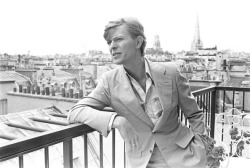 elizabitchtaylor:  David Bowie in Paris, 1977 
