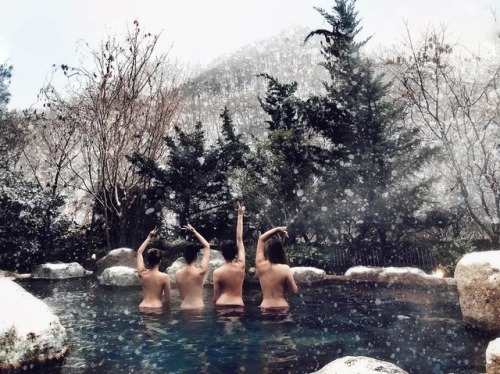 soakingspirit:  onsidih十二月❄️初雪溫泉月♨️在日本的奧飛驒溫泉鄉享受北阿爾卑斯山的雪景與廣闊的露天風呂☺️和風閨蜜自由行完成 adult photos