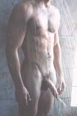 rtbrsa:  Damn!!! Would love to be in the shower with this dude!!!