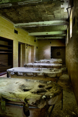 unexplained-events:  Continuous baths were one form of hydrotherapy used in mental hospitals beginning in the early 1900s. This was derived from a German spa treatment where people would spend a few hours to even a few days surrounded by flowing water.