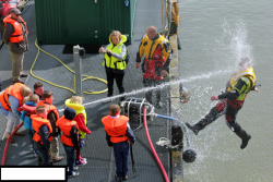 niknak79:  Kids playing with a water hose during coast guard demonstration.   El puto amo