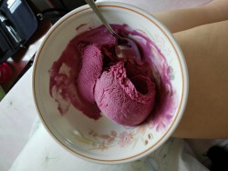 So there was some French vanilla ice cream and I’m not the biggest fan of this flavour, so I took what was left of the frozen berries and boiled them up and strained them and mixed it through the left over ice cream and made this beautiful berry ice