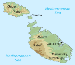 Tra le due guerre mondiali, l'uso della lingua maltese al posto dell'italiano fu al centro di una questione politica che vide contrapposti il Partito Nazionalista, di orientamento ideologico conservatore e favorevole al mantenimento dell'italiano, e