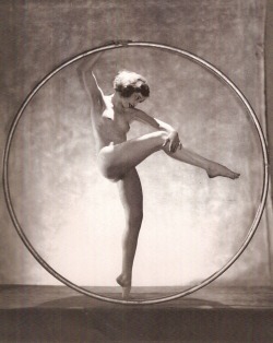 les-sources-du-nil: Wayne Albee (1882-1937) Doris Humphrey in a Hoop, 1924 