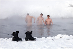 Hot spring in Chukotka, via Russia Photo.На Чукотке, между посёлками Лаврентия и Лорино, прямо у дороги с твёрдым покрытием, есть горячий источник. В образовавшемся