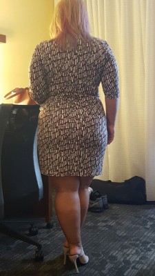 pokerjimandcurvyjen:  Jen wanted you all to see her dress for our anniversary evening out….oh, and she’s not wearing any panties😉