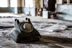 Remnants of a rotary phone in Japan’s oldest abandoned hotel in Kobe Source: Chris Luckhardt (flickr)