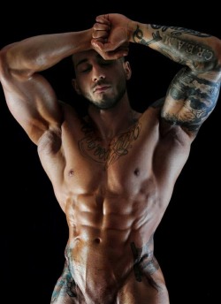 muscles-and-ink:    Mateusz Holewinski  