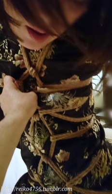 reiko4756:  ✧チャイナドレス緊縛 10✧  ぎゅっと引っ張られると、苦しくて、気持ちいい。😌   ✧ China dress bondage 10✧  When the tightly pulled, and painful, it feels good.😌 
