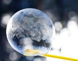 straightgrinch:  IF YOU DIDNT KNOW THAT BUBBLES LOOK REALLY COOL WHEN THEY FREEZE NOW YOU KNOW     ~mind is blown~