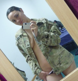 sexysubmittedbabes:  Sexy military chica
