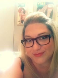 carriebbw:  Yay for new glasses!