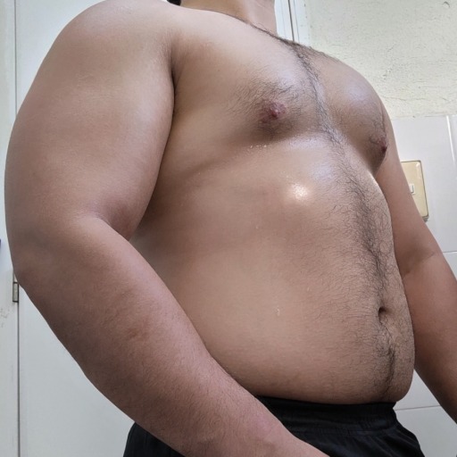 awit00:  Im your not-so-typical chub with muscle who likes inflating belly .