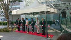 fuku-shuu:  Isayama Hajime has just cut the red ribbon at the opening of the Shingeki no Kyojin WALL OITA exhibition at OPAM (Oita Prefectural Art Museum)!Exhibition Duration: August 1st to August 30th, 2015ETA: Added additional image of Isayama “selling”
