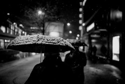 whitenes-s:  Snowy umbrella by akarakoc  