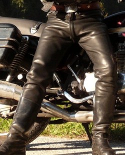 hhsau:  cuirmale:  BOOT LUST!!!…BIKER LUST!!!…LEATHER LUST!!!  sniff lick kiss and more SSIR hhsau.tumblr.com  