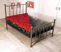 puucci:  cosascool:  Marriage bed by Edwina Sandys   both sides look uncomfortable :/ 