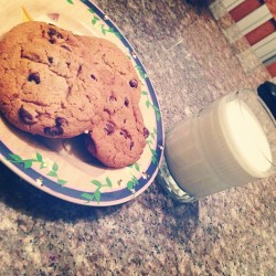 Chocolate chip cookies and milk ðŸª I THINK SO ! #cookie #chocolate #milk #waiting #cold #yum #dunking