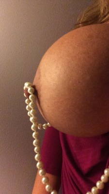 bigdaddysgirl71:  yep999:  That’s how @bigdaddysgirl71 likes to wear her pearl necklace. 😈  Kitten’s second favorite pearl necklace. 