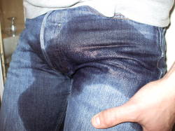 jeansbulgelevis:  #jeansbulge    SO FUCKING HOT!
