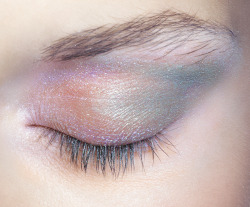 ruki-ye:  xangeoudemonx:  Eye makeup at Jill Stuart Spring 2009.   i hate how colors like this don’t show up the way i want them to on my skin 
